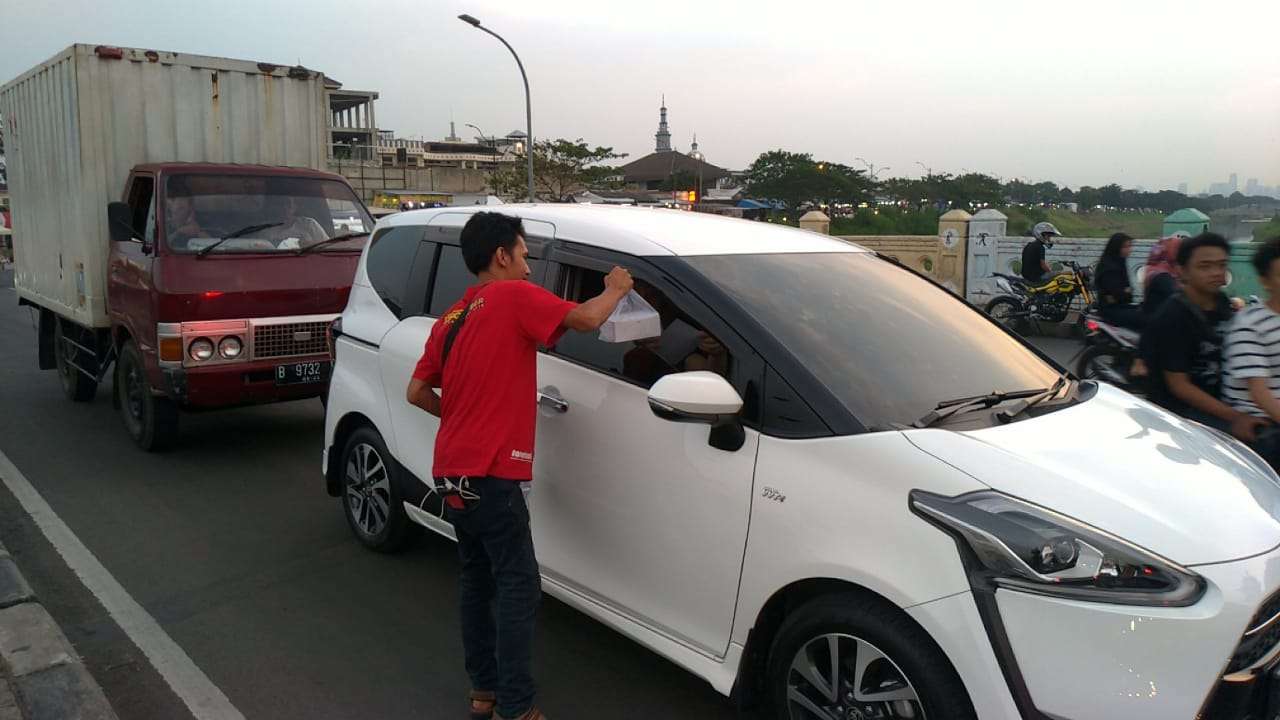TOSCA Bagi-Bagi Takjil ke Sesama Pengguna Jalan TOSCA Bagi-Bagi Takjil ke Sesama Pengguna Jalan