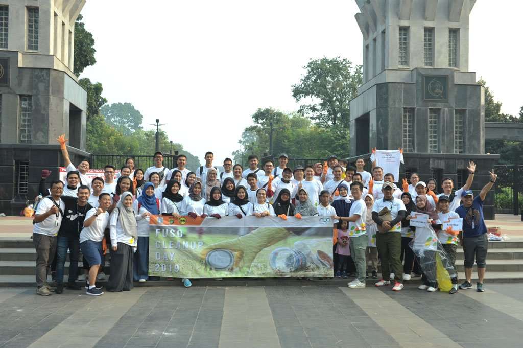 FUSO Cleanup Day, KTB Ajak Karyawan Dukung Aksi Daur Ulang Sampah FUSO Cleanup Day, KTB Ajak Karyawan Dukung Aksi Daur Ulang Sampah