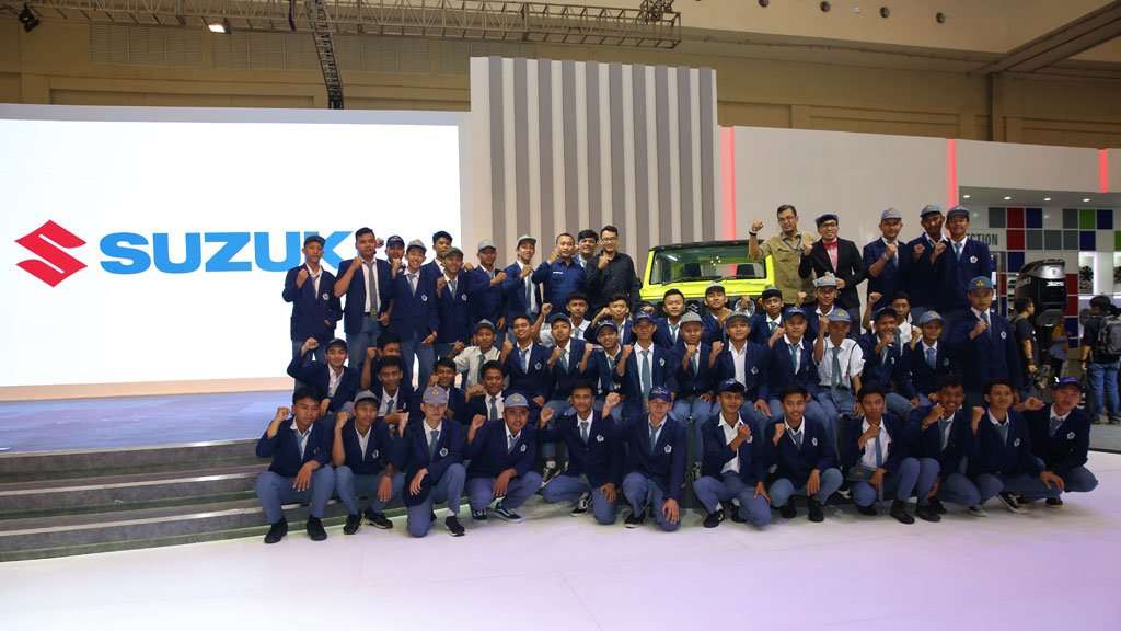 Suzuki Ulas Teknologi Jimny Bersama Pelajar SMK Fadilah Utama Suzuki Ulas Teknologi Jimny Bersama Pelajar SMK Fadilah Utama