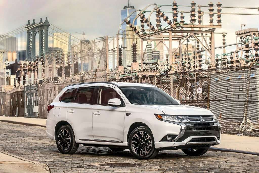 Setelah Triton, Mitsubishi Kenalkan Eclipse Cross dan Outlander PHEV Pekan Depan Setelah Triton, Mitsubishi Kenalkan Eclipse Cross dan Outlander PHEV Pekan Depan