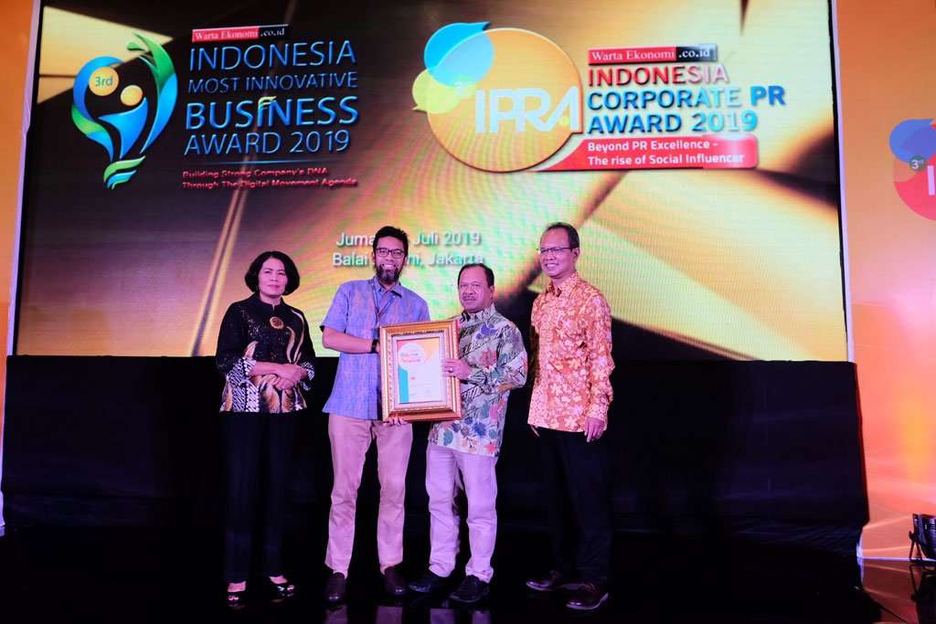 Toyota Astra Motor Raih Anugerah Top 3 Perusahaan Terpopuler Toyota Astra Motor Raih Anugerah Top 3 Perusahaan Terpopuler