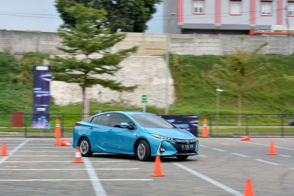 TEST DRIVE: Merasakan Sensasi Toyota Prius PHEV di GIIAS 2019 TEST DRIVE: Merasakan Sensasi Toyota Prius PHEV di GIIAS 2019