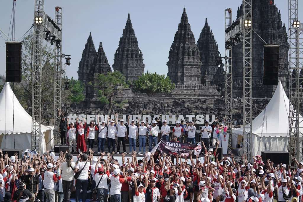Lebih dari 3.000 Mobil Daihatsu Kumpul ‘Sedulur’-an di Prambanan Lebih dari 3.000 Mobil Daihatsu Kumpul ‘Sedulur’-an di Prambanan