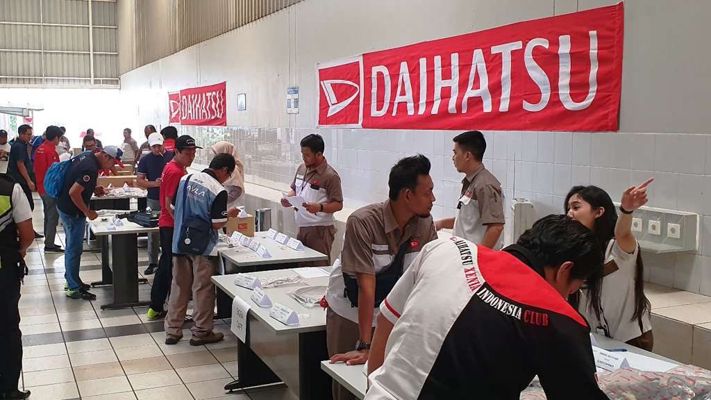 Cuci Gudang Parts dan Oli untuk Sahabat Klub Daihatsu Cuci Gudang Parts dan Oli untuk Sahabat Klub Daihatsu