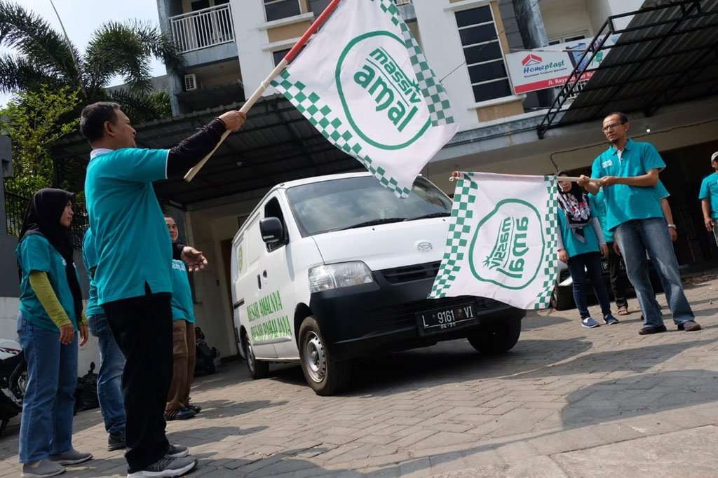 Aki Massiv Amal Bagi-Bagi 3.000 Buku dari Jatim Hingga Bali Aki Massiv Amal Bagi-Bagi 3.000 Buku dari Jatim Hingga Bali