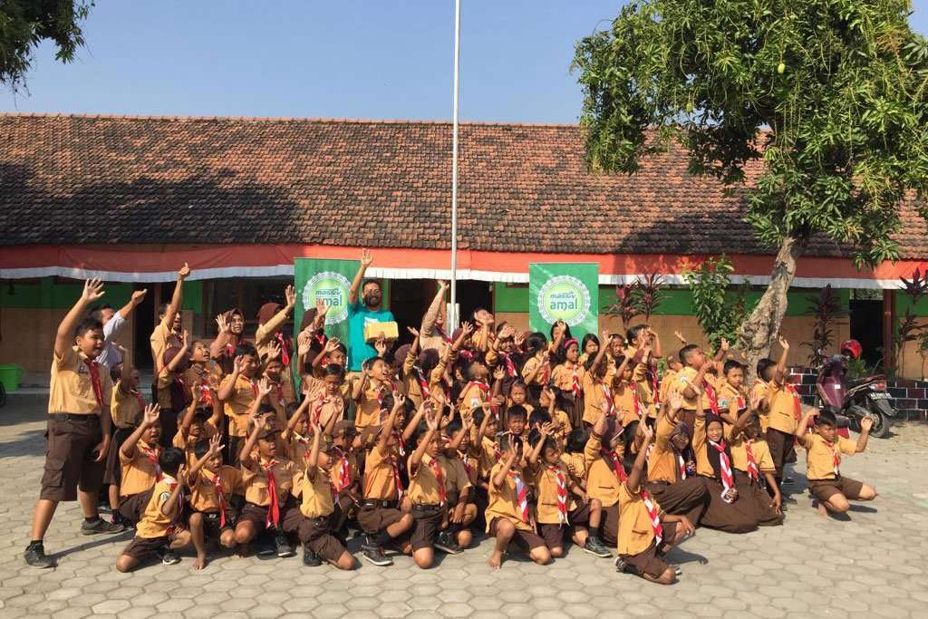 Aki Massiv Amal Rayakan 17 Agustus di Sekolah Tengger Aki Massiv Amal Rayakan 17 Agustus di Sekolah Tengger