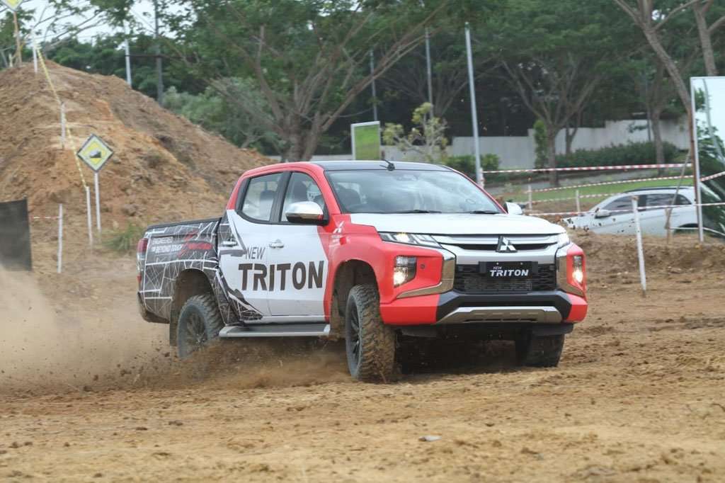 Mencicipi Ketangguhan Mitsubishi New Triton Bersama Legenda Reli Paris Dakar Mencicipi Ketangguhan Mitsubishi New Triton Bersama Legenda Reli Paris Dakar