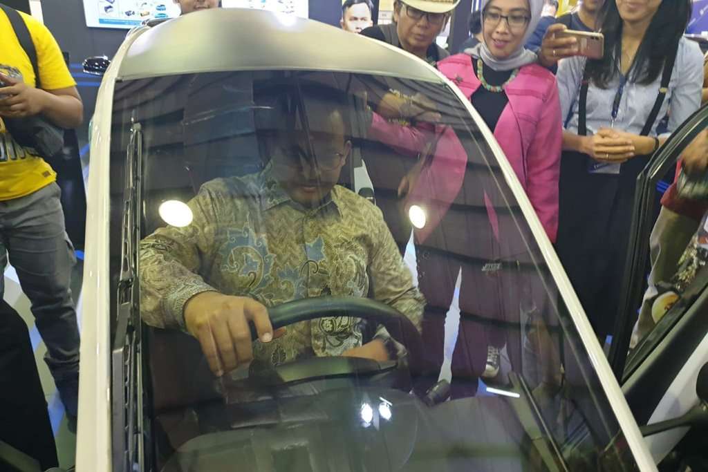 Kunjungi IEMS 2019, Anies Coba Duduk di Kabin Toyota i-Road Kunjungi IEMS 2019, Anies Coba Duduk di Kabin Toyota i-Road