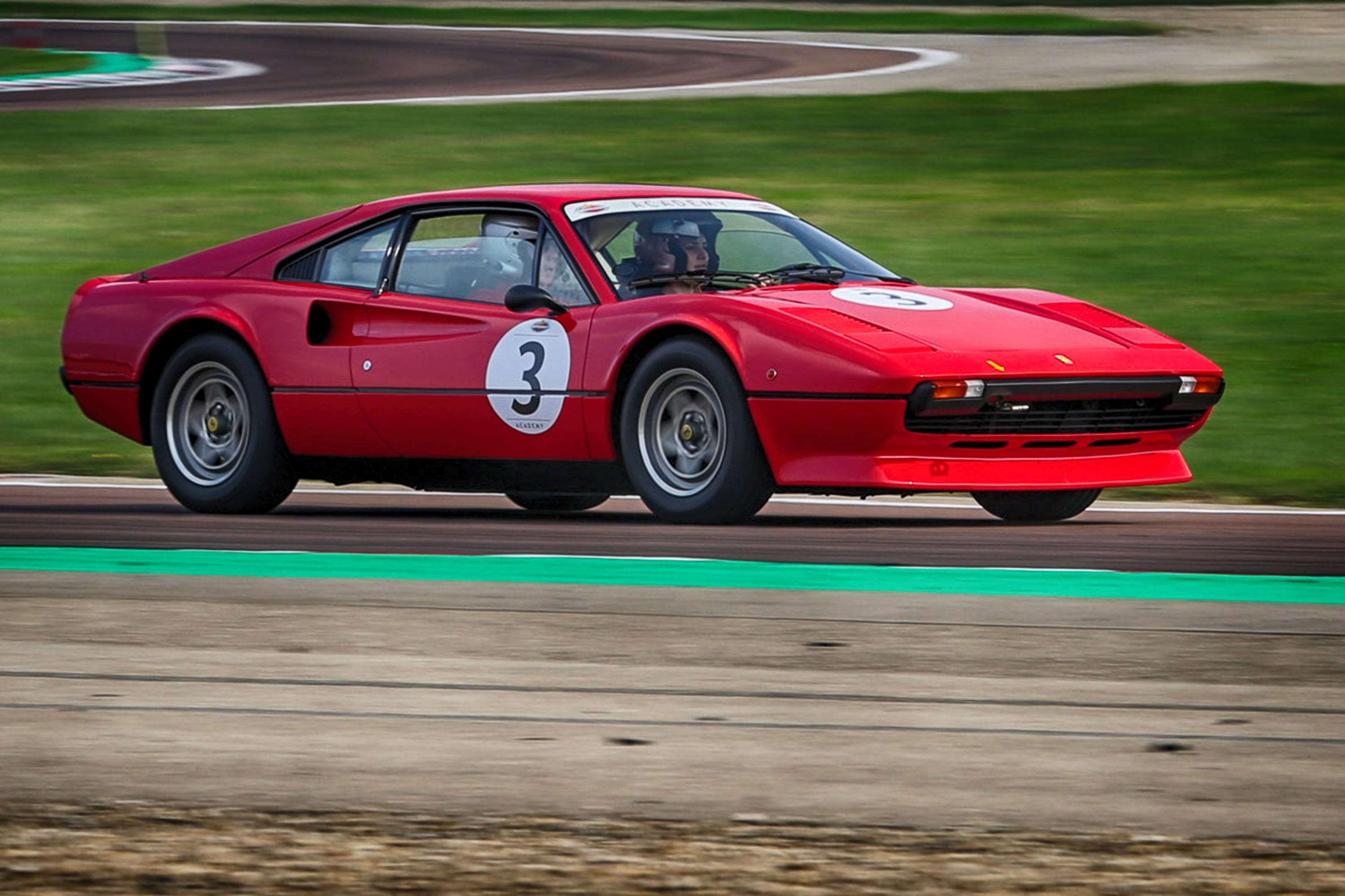 Seni Mengemudikan Ferrari Klasik di Maranello Seni Mengemudikan Ferrari Klasik di Maranello
