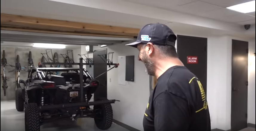 Video: Melihat Isi Garasi Rumah Ken Block Video: Melihat Isi Garasi Rumah Ken Block