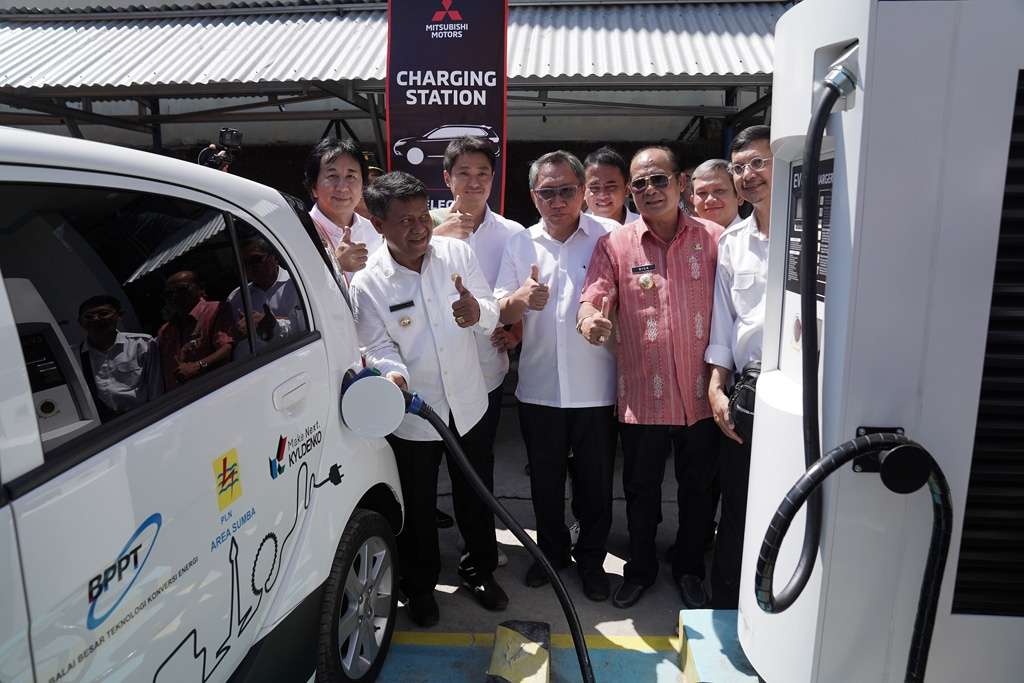 Mitsubishi Uji Pengisian Mobil Listrik di Sumba Mitsubishi Uji Pengisian Mobil Listrik di Sumba