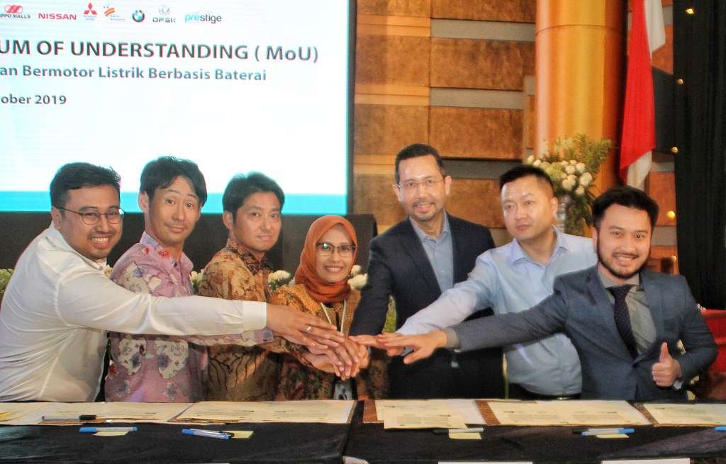 Mitsubishi Motors dan PT PLN Mudahkan Pembeli Outlander PHEV Mitsubishi Motors dan PT PLN Mudahkan Pembeli Outlander PHEV
