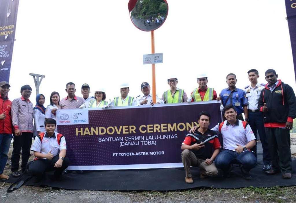 Toyota Beri Bantuan Cermin Cerbung di Area Danau Toba Toyota Beri Bantuan Cermin Cerbung di Area Danau Toba