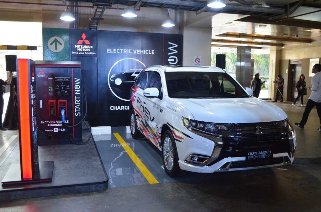 Mitsubishi Buka Charging Station, Seberapa Laris Outlander PHEV? Mitsubishi Buka Charging Station, Seberapa Laris Outlander PHEV?