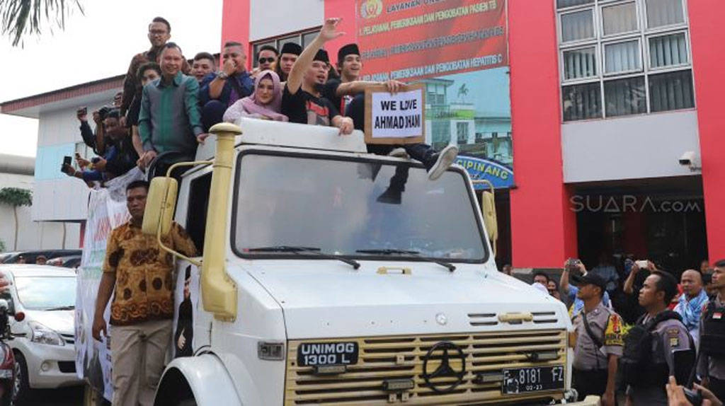 Bebas dari Penjara, Ahmad Dhani Langsung Naik Unimog Bebas dari Penjara, Ahmad Dhani Langsung Naik Unimog