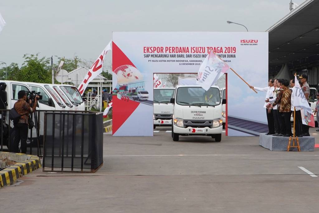 Presiden Jokowi Lepas Ekspor Perdana Pick-Up Isuzu Traga Presiden Jokowi Lepas Ekspor Perdana Pick-Up Isuzu Traga