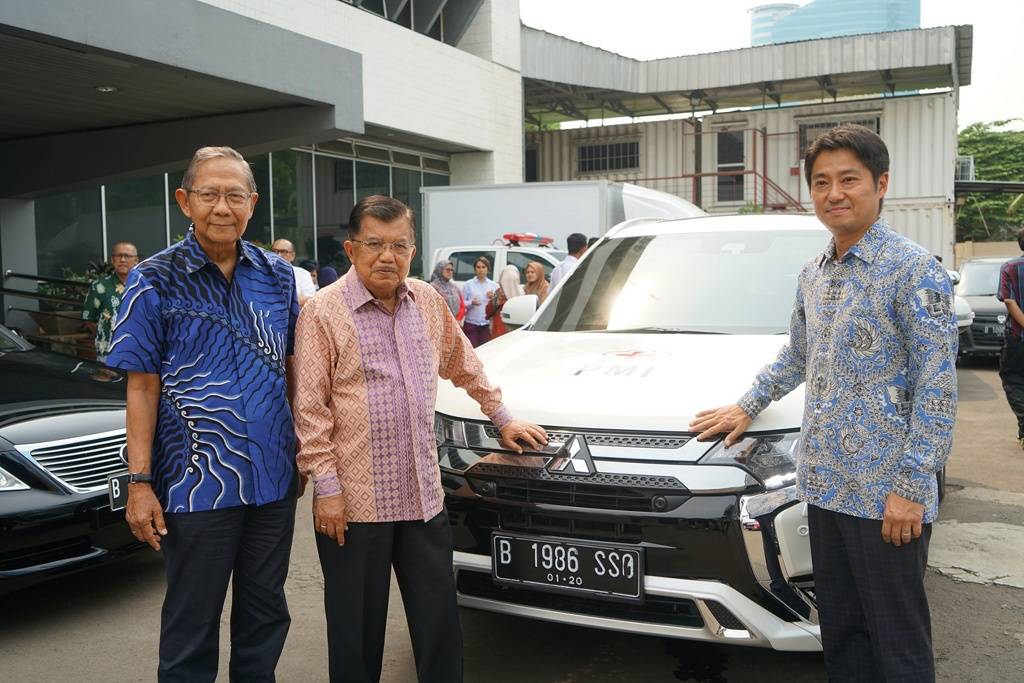 Mitsubishi Motors Pinjamkan Outlander PHEV untuk Operasional PMI Mitsubishi Motors Pinjamkan Outlander PHEV untuk Operasional PMI