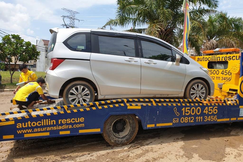 Klaim Banjir di Asuransi Adira Hanya Butuh 3 Hari Klaim Banjir di Asuransi Adira Hanya Butuh 3 Hari
