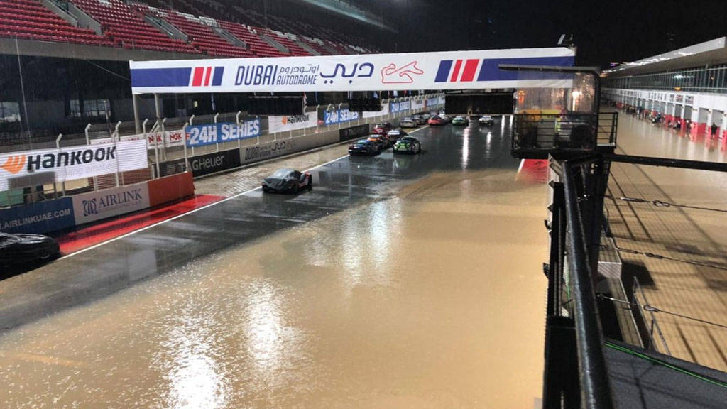 Balap 24 Jam di Dubai Dihentikan Gara-Gara Sirkuit Banjir Balap 24 Jam di Dubai Dihentikan Gara-Gara Sirkuit Banjir