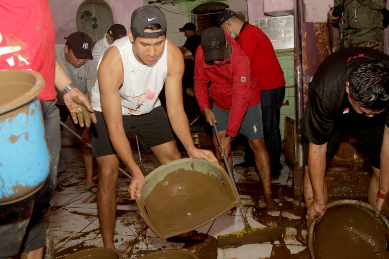 Pembalap F2 Sean Gelael Bantu Bersih-Bersih Rumah Korban Banjir Pembalap F2 Sean Gelael Bantu Bersih-Bersih Rumah Korban Banjir