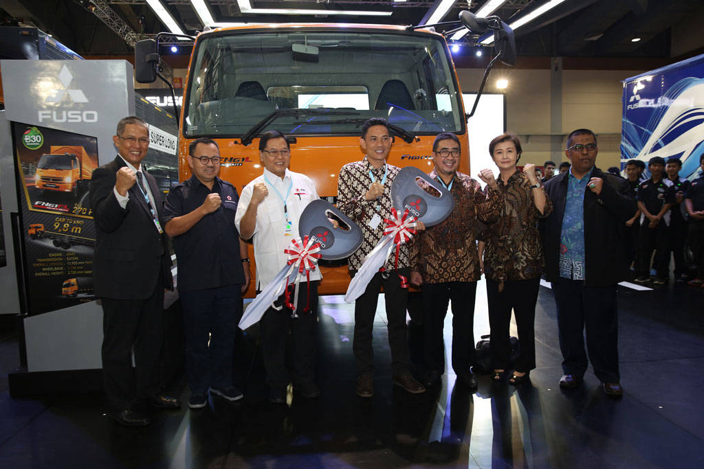 KTB Donasikan 2 Unit Mitsubishi Fuso Kepada PMI dan SMK KTB Donasikan 2 Unit Mitsubishi Fuso Kepada PMI dan SMK