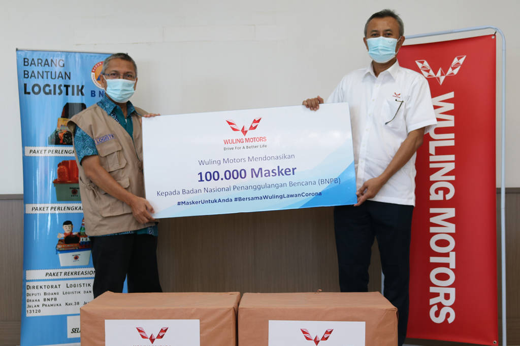 Dukung Pencegahan COVID-19, Wuling Serahkan 100.000 Masker Dukung Pencegahan COVID-19, Wuling Serahkan 100.000 Masker