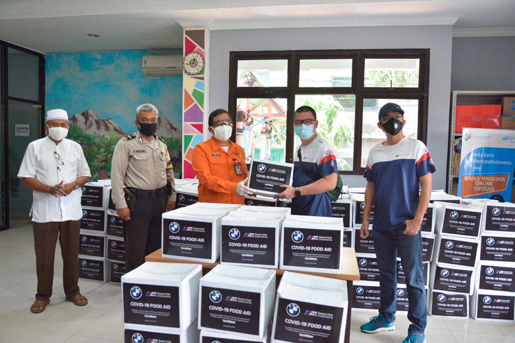 BMW dan M Owners Club Indonesia Bagikan 300 Paket Sembako BMW dan M Owners Club Indonesia Bagikan 300 Paket Sembako