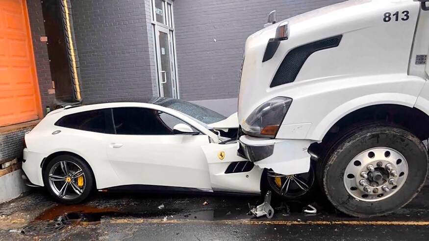 Jengkel Gaji Dipotong, Supir Truk Tabrak Ferrari Milik Bosnya Jengkel Gaji Dipotong, Supir Truk Tabrak Ferrari Milik Bosnya