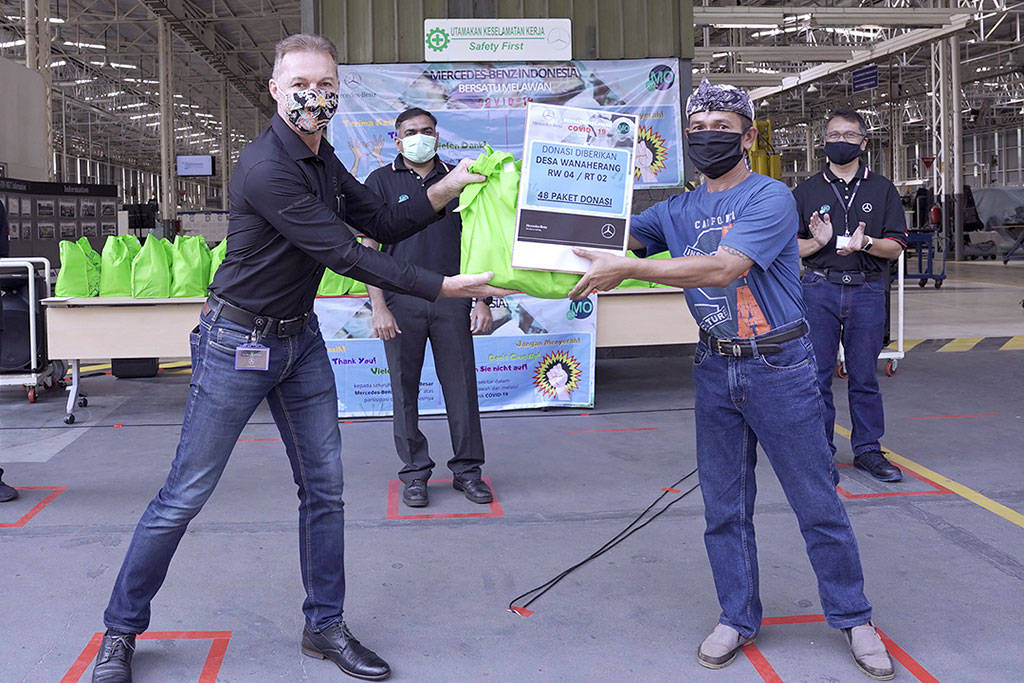 Karyawan Mercedes-Benz Indonesia Bagikan Donasi Warga Terdampak Pandemi Karyawan Mercedes-Benz Indonesia Bagikan Donasi Warga Terdampak Pandemi