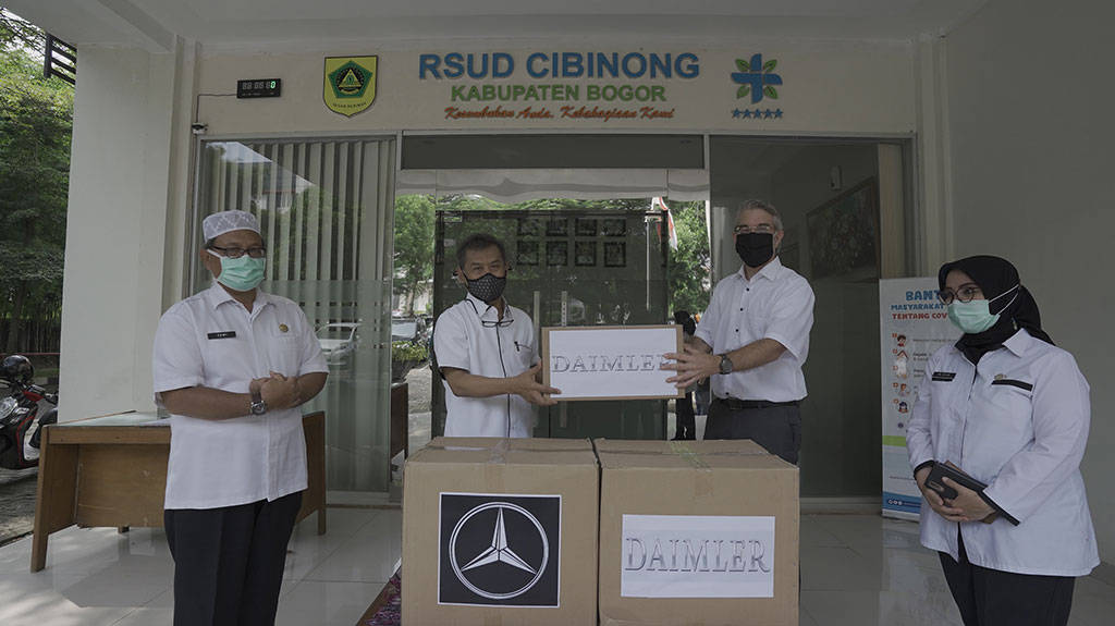 Mercedes-Benz Indonesia dan DCVMI Donasikan APD untuk RSUD Cibinong Mercedes-Benz Indonesia dan DCVMI Donasikan APD untuk RSUD Cibinong