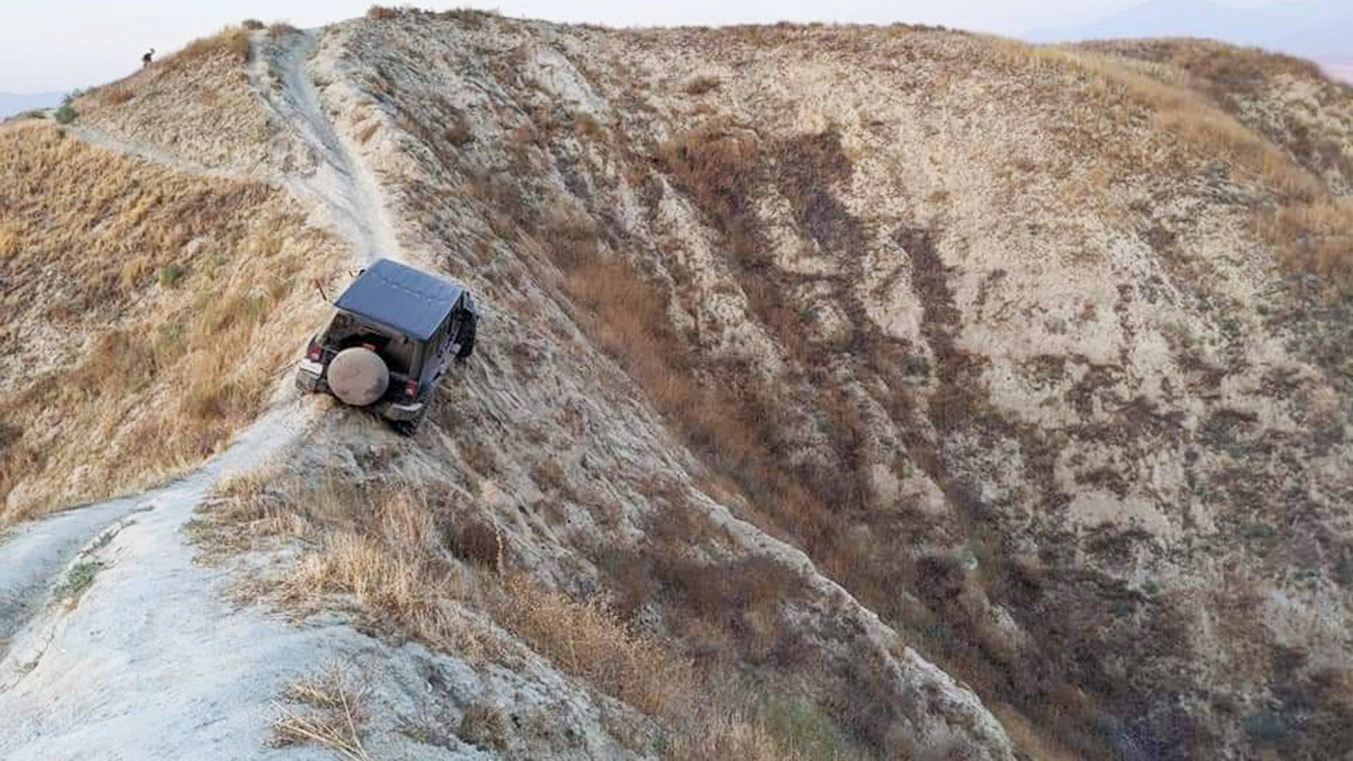 Pemilik Jeep Wrangler Yang Nyangkut Di Bibir Jurang Buka Suara Pemilik Jeep Wrangler Yang Nyangkut Di Bibir Jurang Buka Suara