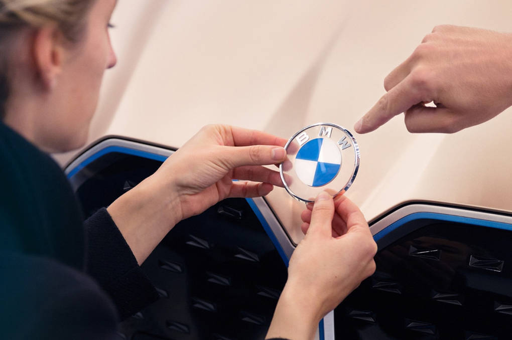 Kisah Asal Muasal Nama Dan Filosofi di Balik Logo BMW Kisah Asal Muasal Nama Dan Filosofi di Balik Logo BMW