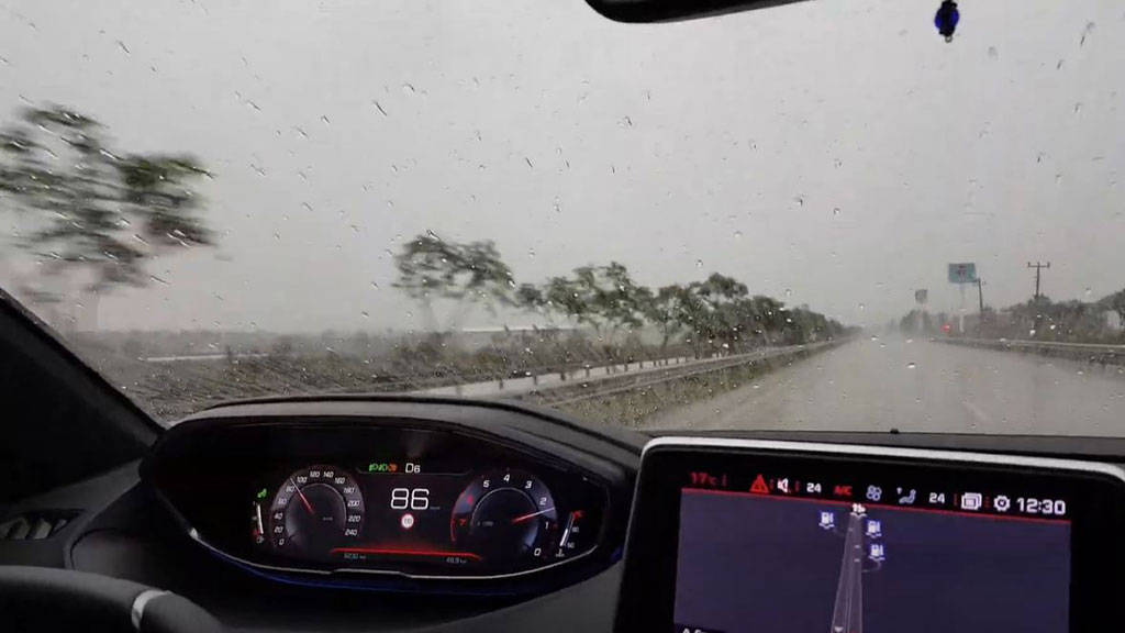 Gunakan Rain Repellent, Kaca Mobil Seperti Daun Talas Saat Hujan Gunakan Rain Repellent, Kaca Mobil Seperti Daun Talas Saat Hujan