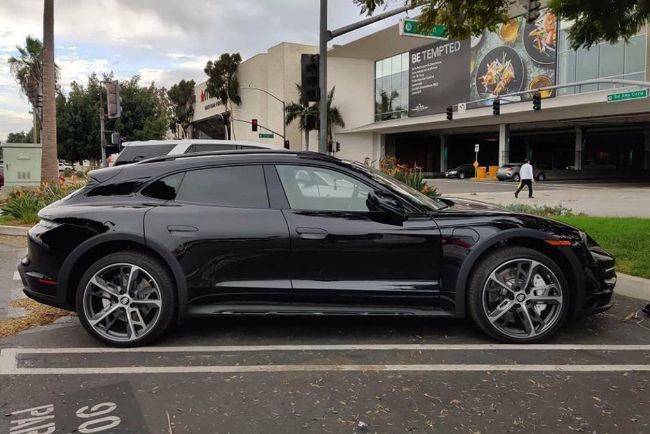 SPYSHOT: Porsche Taycan Versi Crossover Tertangkap Kamera di Parkiran Supermarket Porsche Taycan Cross Turismo