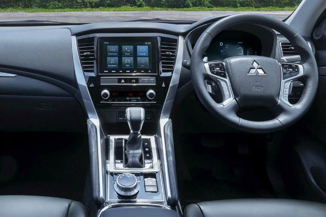 Mitsubishi Pajero Sport facelift interior