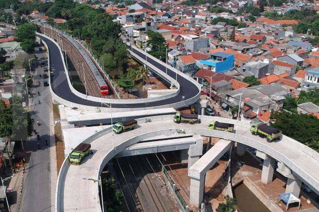 Flyover Tapal Kuda Diuji Coba, Berputar Di LA Jadi Lebih Aman Flyover tapal kuda Lenteng Agung