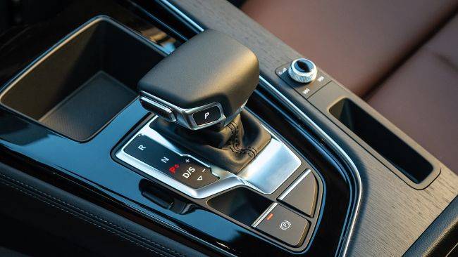 Banyak Salah Persepsi Gunakan Mode Manomatic Tuas Transmisi Otomatis, Begini Penjelasannya gear knob audi