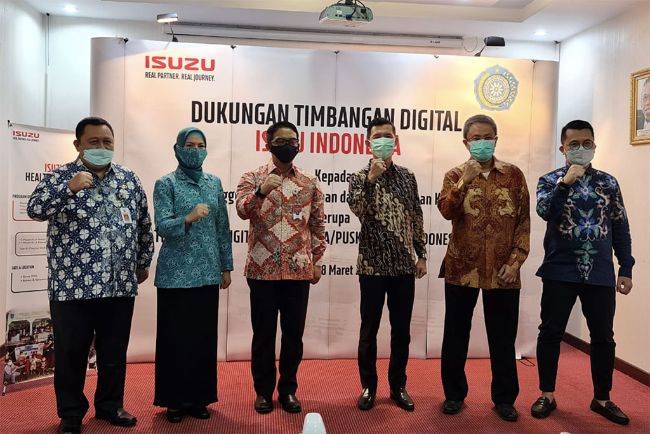 Isuzu Astra Serahkan 100 Timbangan Digital untuk Tingkatkan Layanan Posyandu Isuzu