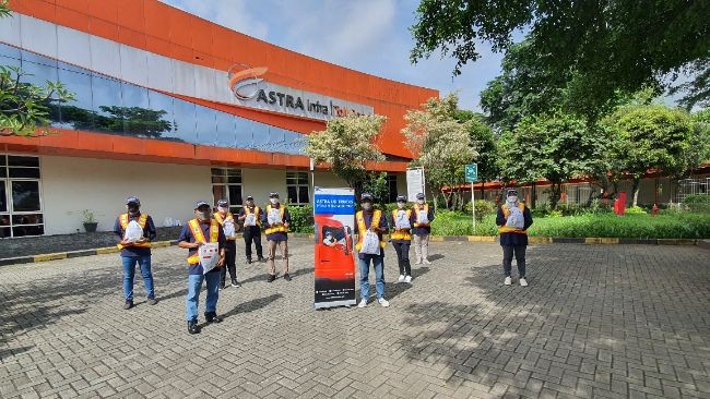 Rombongan-Astra-UD-Trucks-dan-Astra-Infra-siap-membagikan-paket-Peduli-Pengemudi-di-Tol-Cikupa-Merak Rombongan-Astra-UD-Trucks-dan-Astra-Infra-siap-membagikan-paket-Peduli-Pengemudi-di-Tol-Cikupa-Merak