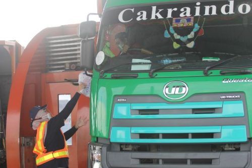 Peduli Keselamatan, Astra UD Trucks Bagikan Masker Untuk Ratusan Supir Truk Di Cikupa 