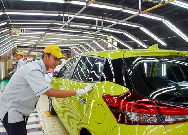 50 Tahun Di Indonesia, Toyota Sediakan Total Mobility Solution Kepada Konsumen Pengecekan kualitas di pabrik mobil Toyota