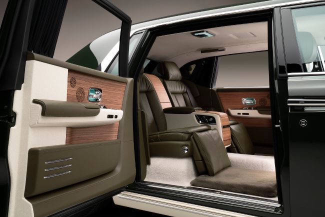2021/04/Rolls-Royce-Phantom-Oribe-in-collaboration-with-Hermès-coach-door-open_LoRes.jpg