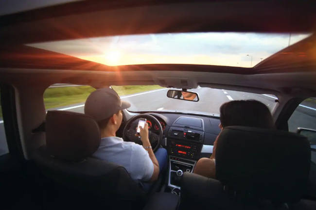 Jangan lakukan Hal Ini Saat Mengemudi Kalau Mau Selamat! Driving while texting