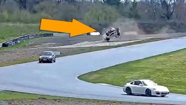 Toyota GR Yaris Selamatkan Pengemudinya dari Kecelakaan fatal di Sirkuit Toyota GR Yaris Crash
