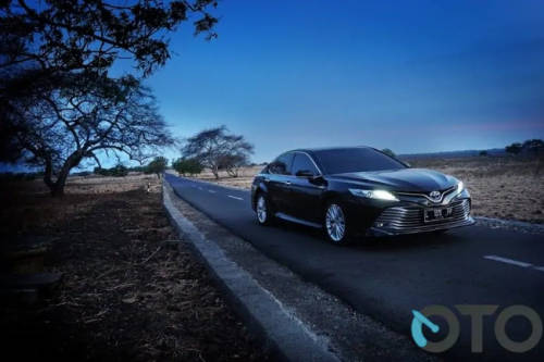 TEST DRIVE: Toyota Camry Hybrid Tembus 18,5 km/liter TEST DRIVE: Toyota Camry Hybrid Tembus 18,5 km/liter