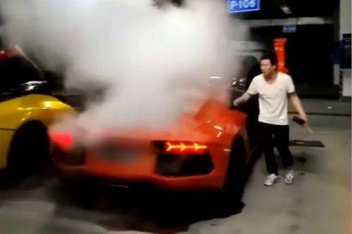 VIDEO: Lamborghini Aventador Dipakai Buat Bakar Sate, Malah Terbakar VIDEO: Lamborghini Aventador Dipakai Buat Bakar Sate, Malah Terbakar