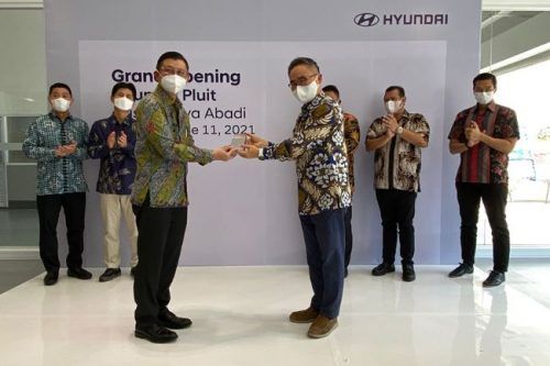 Perluas Layanan Pengisian Daya Mobil Listrik, HMID Resmikan Dealer Hyundai Pluit