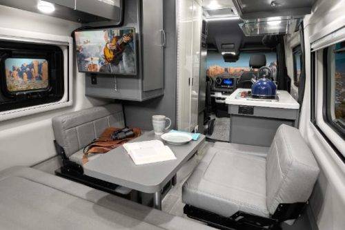 Senang Berkemah Di Alam? Nih Ada Mercedes-Benz Sprinter Yang Diubah Jadi Campervan Mewah Senang Berkemah Di Alam? Nih Ada Mercedes-Benz Sprinter Yang Diubah Jadi Campervan Mewah