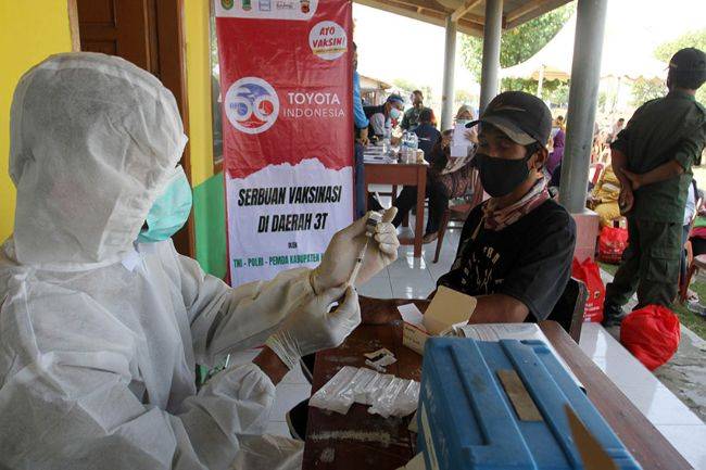Toyota Serbu Daerah dengan Ribuan Vaksinasi Gratis dan Donasi Sembako Toyota Serbu Daerah dengan Ribuan Vaksinasi Gratis dan Donasi Sembako