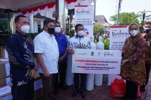 Toyota Pasok 100 Tabung Oksigen dan 1.0000 Sembako ke Karawang